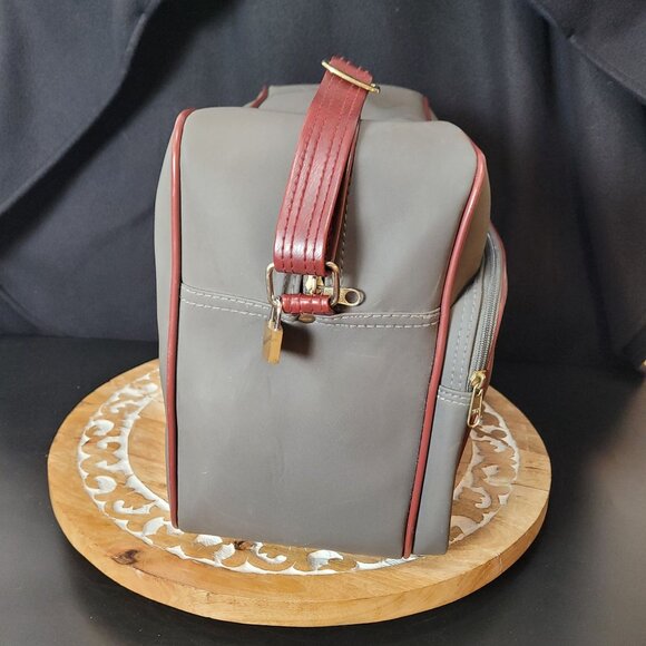 Vintage Holiday Travel Bag Gray & Red Faux Leather Adjustable Strap - Picture 13 of 16